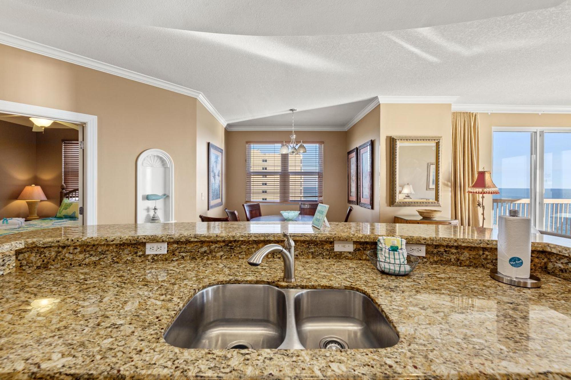 Gulf Front Master Bedroom! 2 Pools & Hot Tubs! Sleeps 8! Panama City Beach Exterior photo